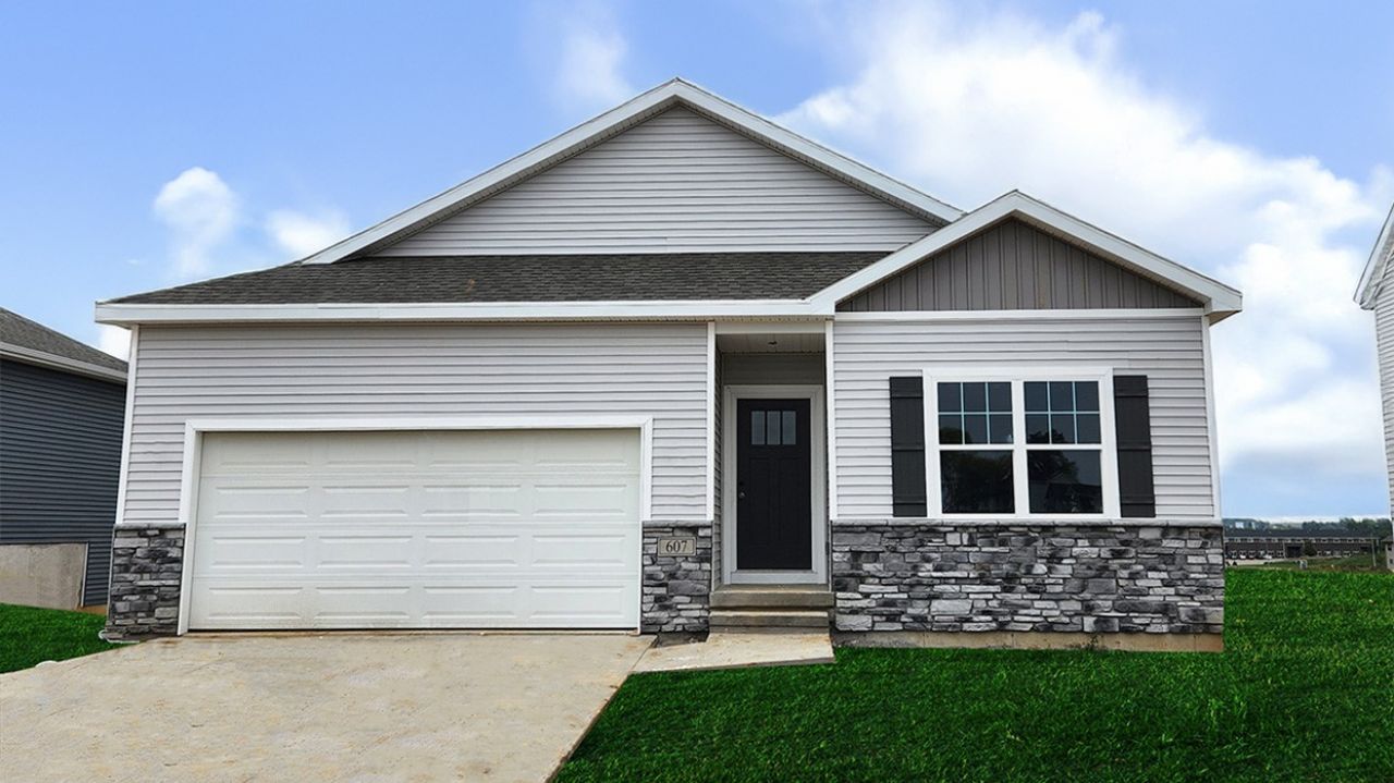 2762 Cecelia Drive, Hiawatha, IA 52233 Main Photo