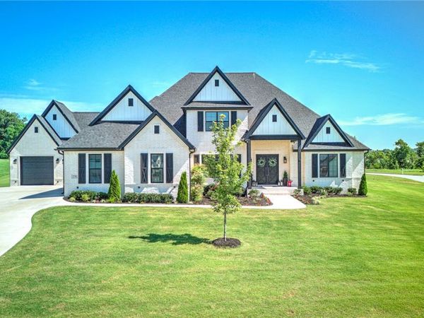 2702 NE Waterfall Avenue , Bentonville, AR 72712