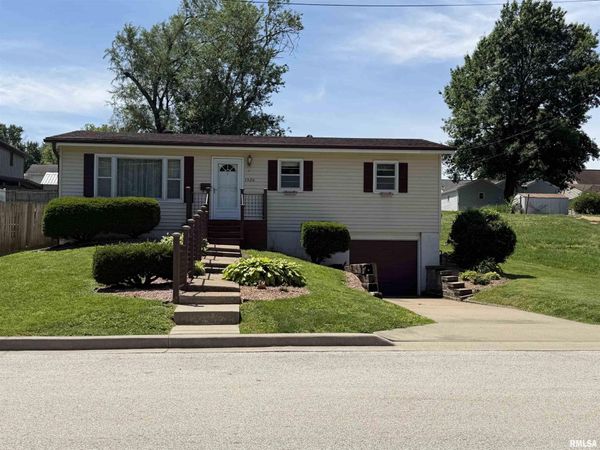 1520 VAN BUREN Street, Quincy, IL 62301