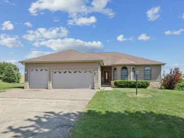 3067 Valley View Court, Clinton, IA 52732