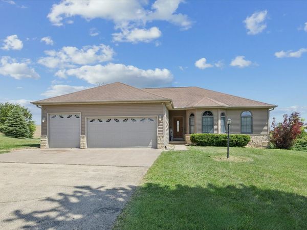 3067 Valley View Court , Clinton, IA 52732