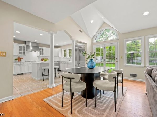 33 Exeter Rd unit 1, Millburn, NJ 07078