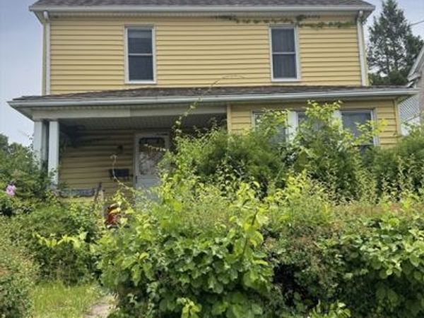 220 South St, Holyoke, MA 01040