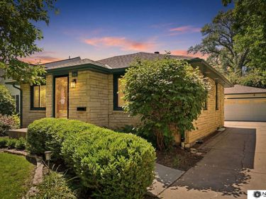 2639 Woodsdale Drive, Lincoln, NE 68502