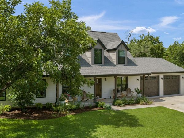 300 E Bluebonnet LN, Johnson City, TX 78636