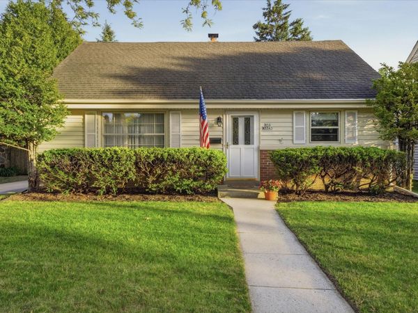 N56W5543 Sunnyside Ln, Cedarburg, WI 53012