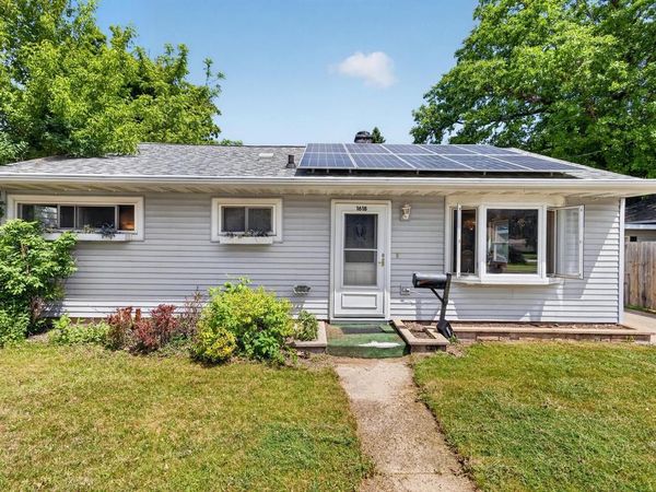 1618 E College AVENUE, Appleton, WI 54915