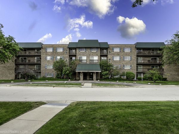 675 GROVE Drive , Unit 304, Elk Grove Village, IL 60007