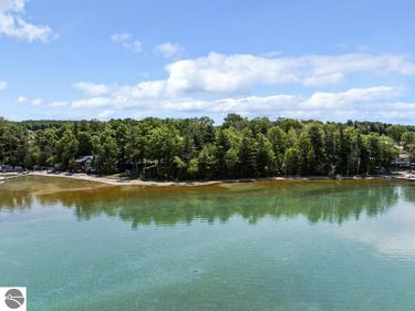 737 Stony Point Road S, Suttons Bay, MI 49682