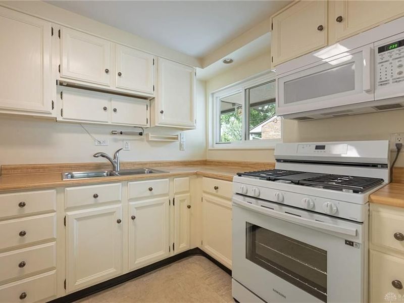 3689 Elmira Drive, Kettering, OH 45439 Photo 8