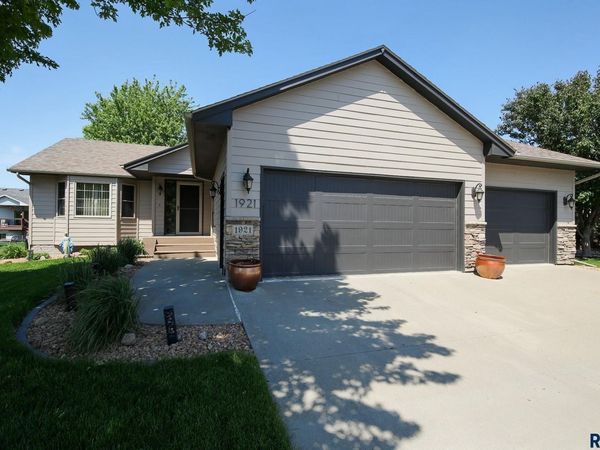 1921 S Shaw Ave, Sioux Falls, SD 57106
