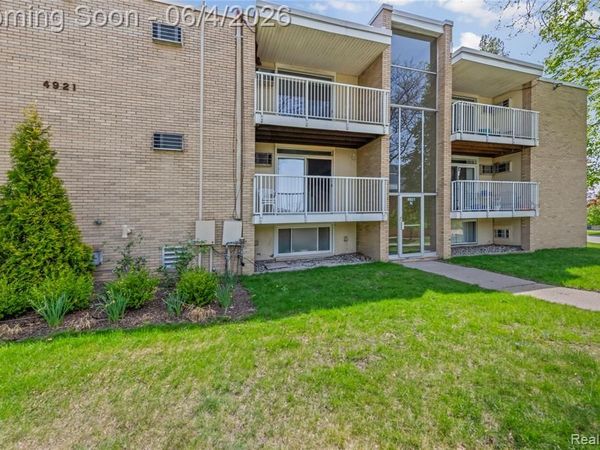 4921 Crooks Road, Royal Oak, MI 48073