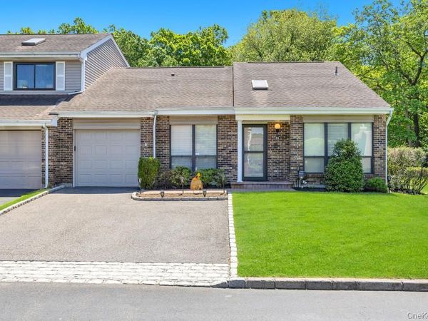 73 S Pond Lane , Smithtown, NY 11787