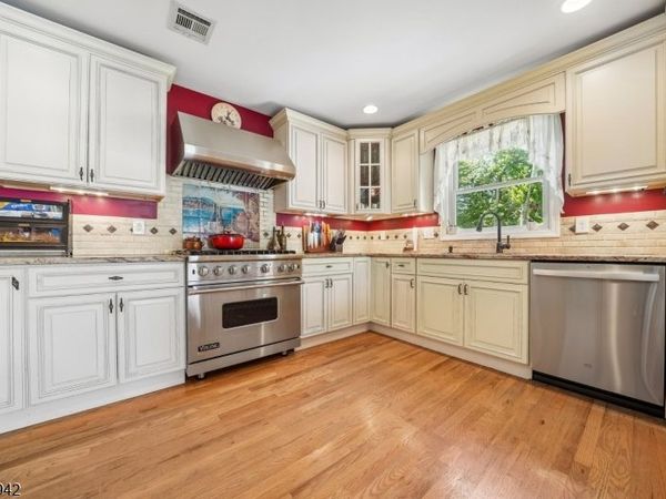 50 Newbrook Ln, Springfield, NJ 07081