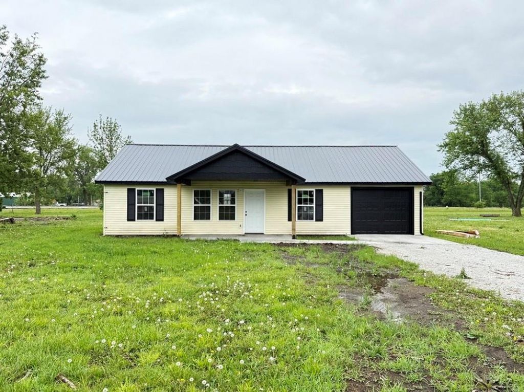 104 W Barrett Avenue, Walker, MO 64790 Main Photo
