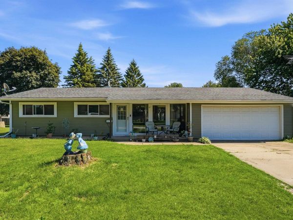 1104 1st St NE , Oelwein, IA 50662