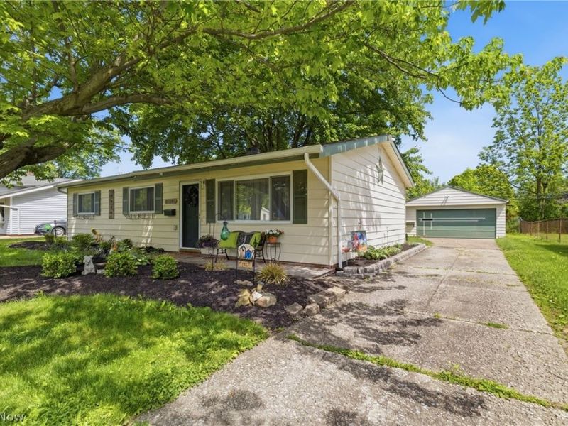 24264 Fairlawn Drive, North Olmsted, OH 44070 Photo 2