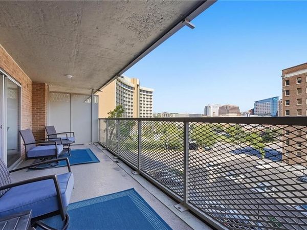 310 W 49th Street, Unit 201, Kansas City, MO 64112