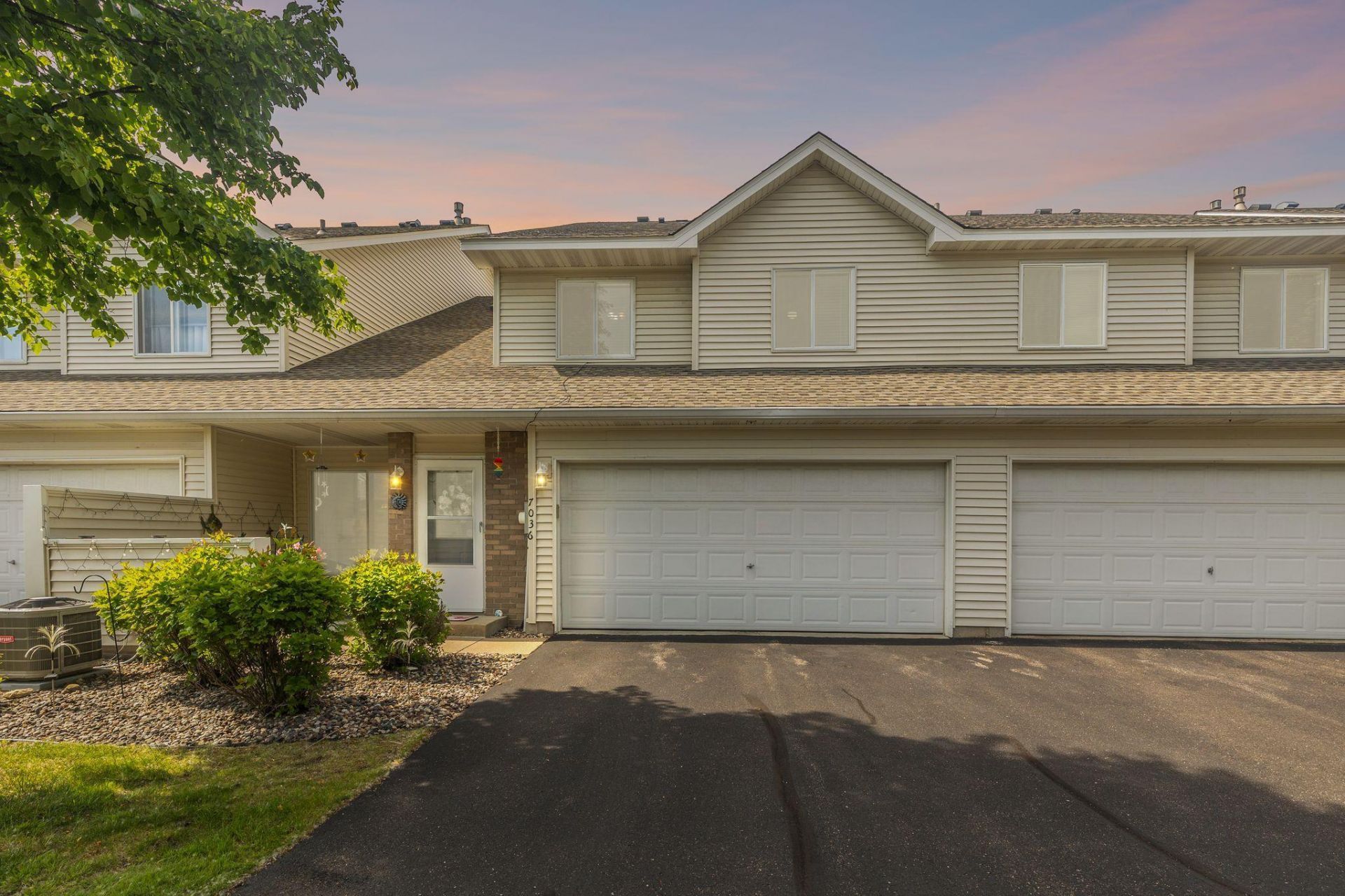 7036 49th Street N, Oakdale, MN 55128