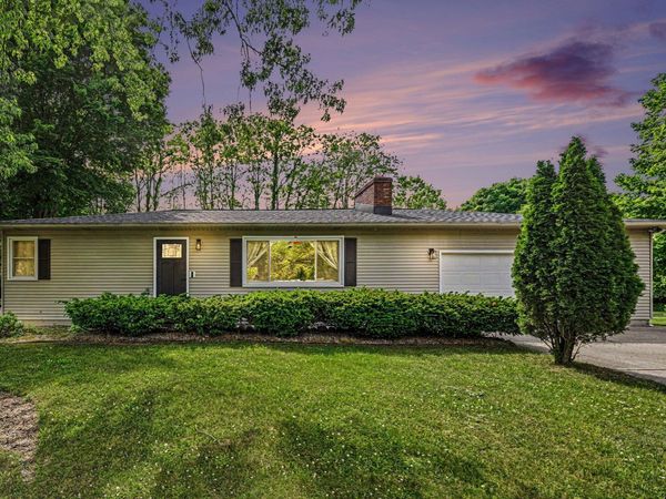 49206 Ye Olde Woods, Mattawan, MI 49071