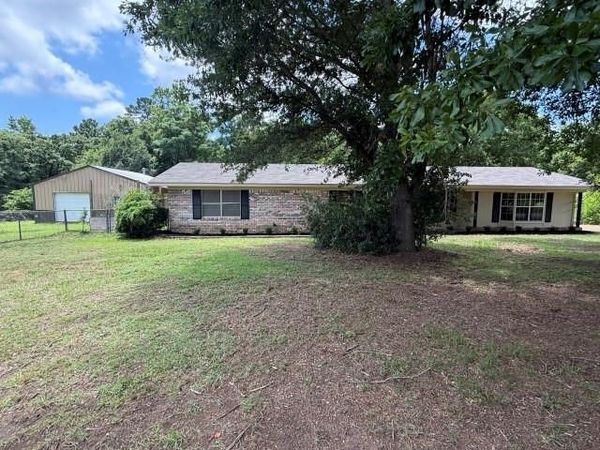 300 Pine Street , Ore City, TX 75683