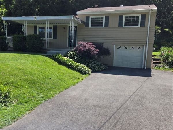 107 Mckenna Dr , Aliquippa, PA 15001