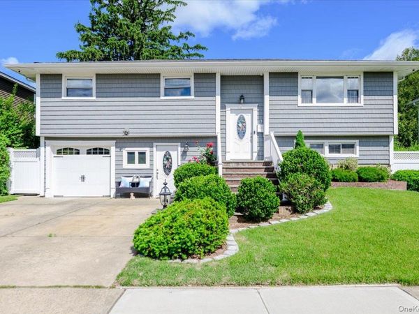 12 Northern Parkway E, Plainview, NY 11803