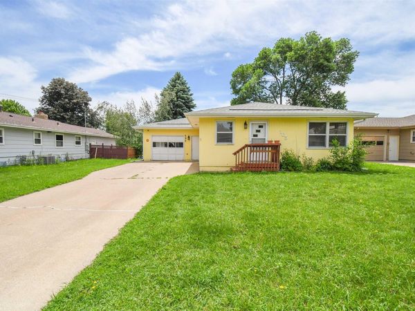 105 W 42nd St, Sioux Falls, SD 57105
