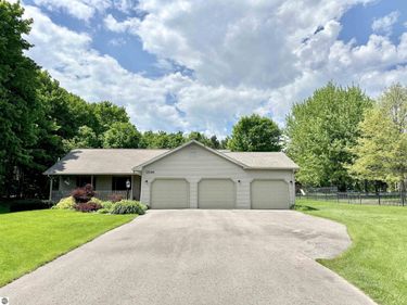 9644 Bobbys Trail, Traverse City, MI 49684