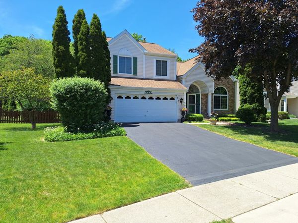 190 Lake Drive S, Algonquin, IL 60102
