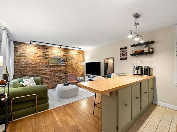 10 Henchman St, Unit 2R, Boston, MA 02113
