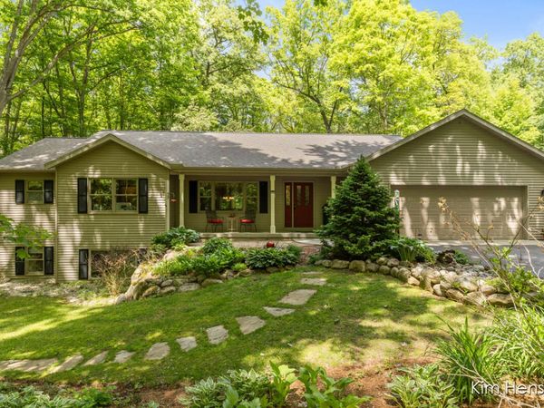 8160 Oakview Ridge Drive NE, Rockford, MI 49341