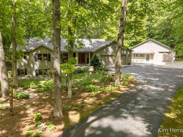 8160 Oakview Ridge Drive NE, Rockford, MI 49341