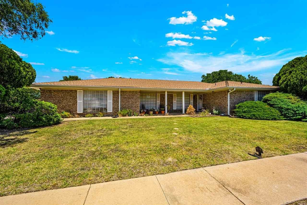2501 NW Robinhood Dr, Lawton, OK 73505 Main Photo