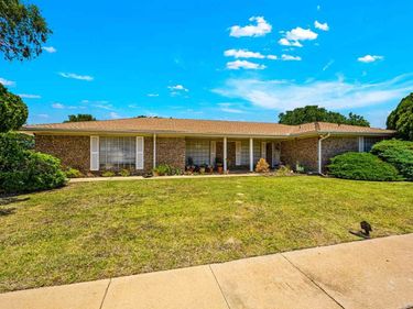 2501 NW Robinhood Dr, Lawton, OK 73505
