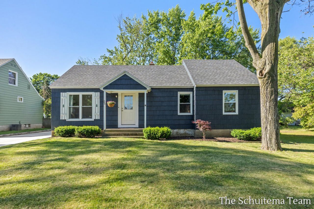 640 E 11th Street, Holland, MI 49423 Main Photo