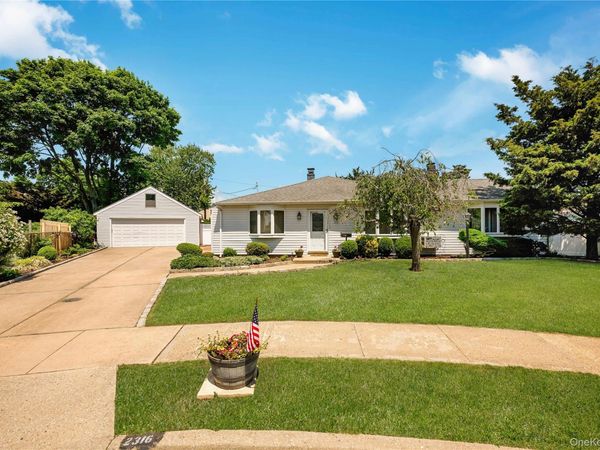2316 Poe Court , Seaford, NY 11783