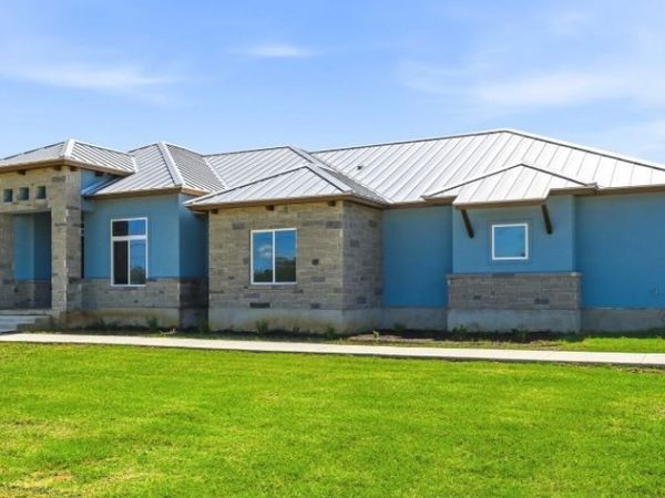 731 County Road 356 , Adkins, TX 78101