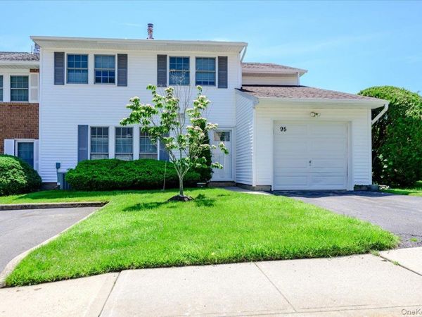 95 Aspen Drive E, Woodbury, NY 11797