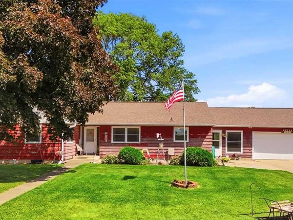 2121 Hwy 6 Trail, Marengo, IA 52301