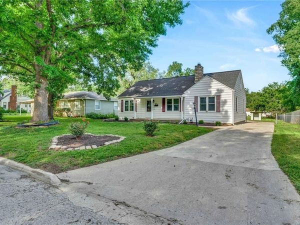 2212 SW Burnett Road, Topeka, KS 66614