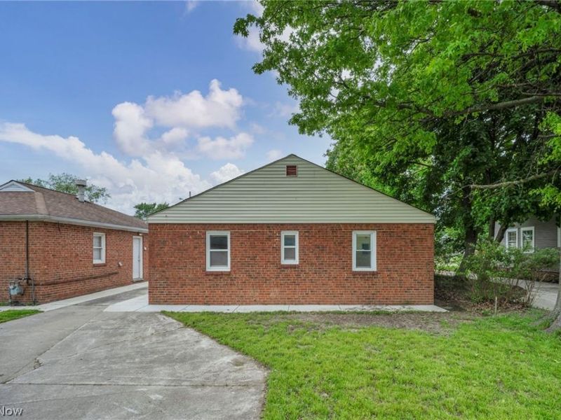 1279 Elmwood Road, Mayfield Heights, OH 44124 Photo 3