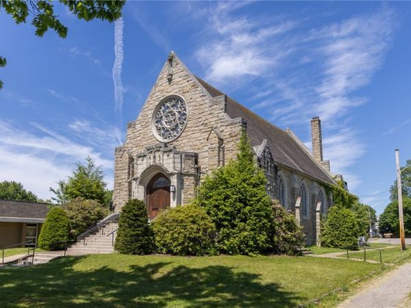 309/313 N Broad St, Grove City, PA 16127