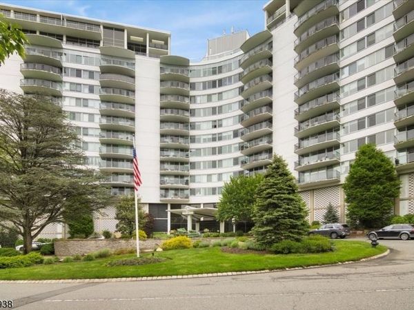 1 Claridge Dr, Unit 212, Verona, NJ 07044