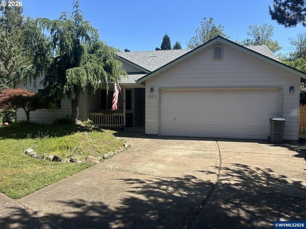 1302 SW Darci Dr, McMinnville, OR 97128