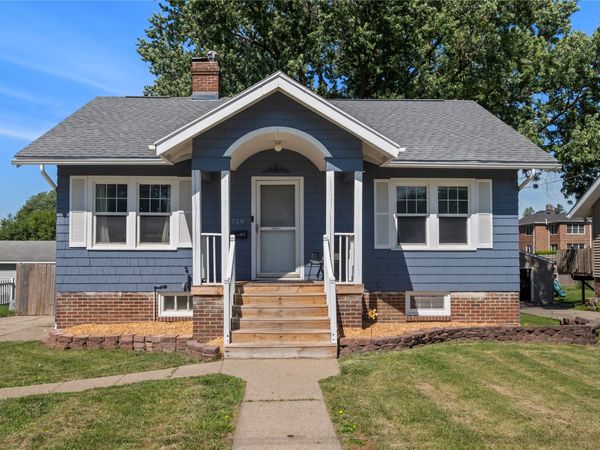 719 W 7th Street S, Newton, IA 50208