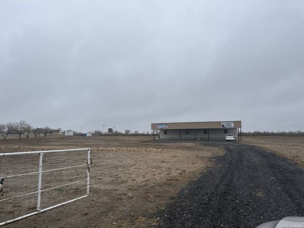 2265 IH 35, Encinal, TX 78019