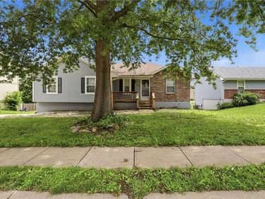 901 SW Foxtail Drive, Grain Valley, MO 64029