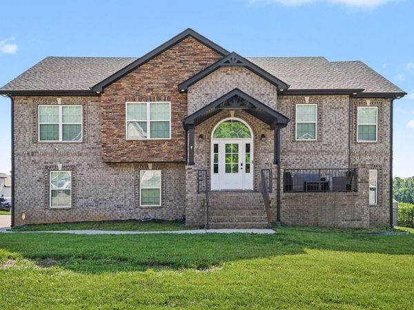 529 Cresthaven Ln, Clarksville, TN 37043
