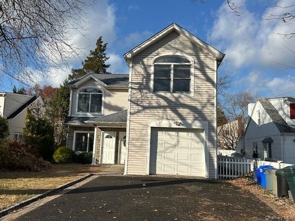 11 Nesaquake Avenue , Unit 1st Fl, Port Washington, NY 11050